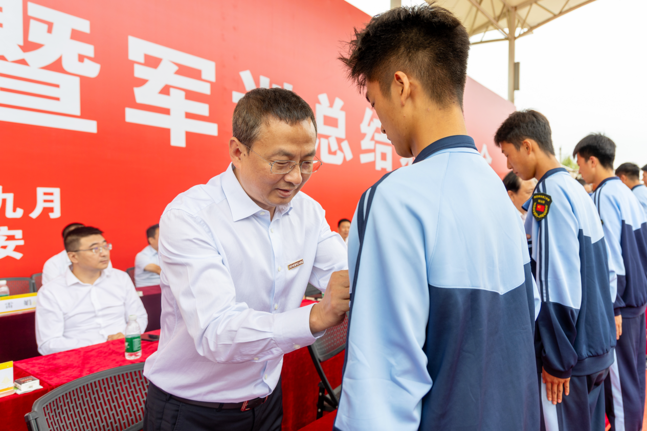 展飒爽英姿 赴璀璨新程 西安明德理工学院2024级新生开学典礼暨军训总结表彰大会圆满举行 展飒爽英姿 赴璀璨新程 西安明德理工学院2024级新生开学典礼暨军训总结表彰大会圆满举行
