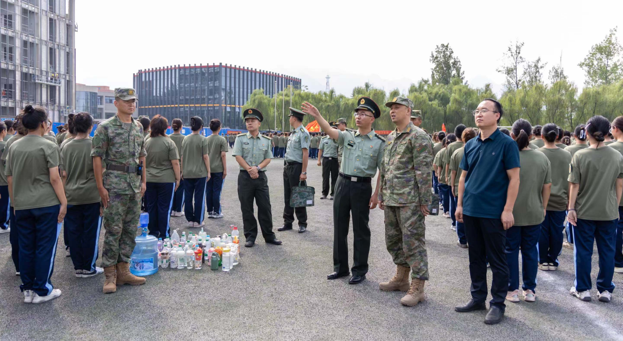西安明德理工学院军训特辑 英模老兵亲临现场宣讲 军事机构领导来校督察 西安明德理工学院军训特辑 英模老兵亲临现场宣讲 军事机构领导来校督察