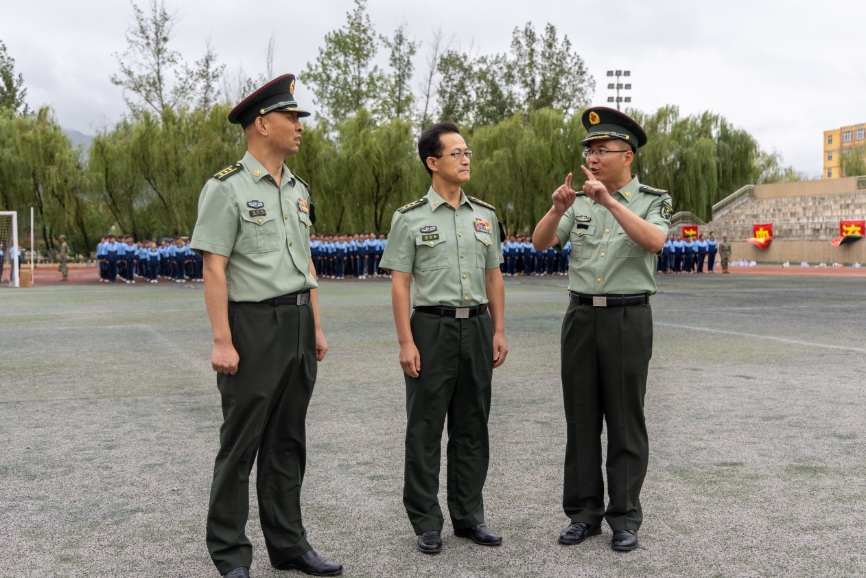 西安明德理工学院军训特辑 英模老兵亲临现场宣讲 军事机构领导来校督察 西安明德理工学院军训特辑 英模老兵亲临现场宣讲 军事机构领导来校督察